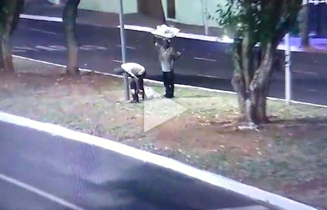 Usando alicate, homens furtam fios de poste na Avenida Mato Grosso