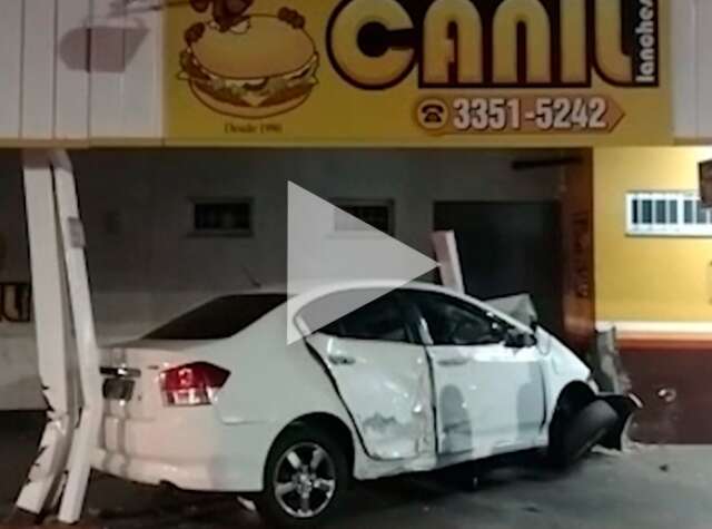 Em alta velocidade, carro bate e destr&oacute;i fachada de lanchonete na Rua Bahia