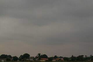 Céu nublado nesta manhã em Campo Grande (Foto: Henrique Kawaminami)