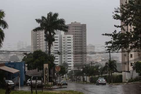 Chuva muda cenário e ameniza temperatura em Campo Grande
