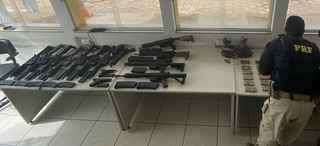 Apreensão de armas feita pela Polícia Rodoviária Federal em Bataguassu (Foto: divulgação / PRF)