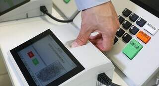 Voluntário faz teste em leitor biométrico (Foto: TSE/Divulgação)