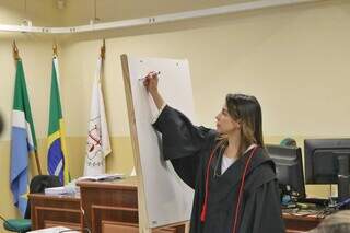 Promotora durante sua argumentação no julgamento. (Foto: Paulo Francis)