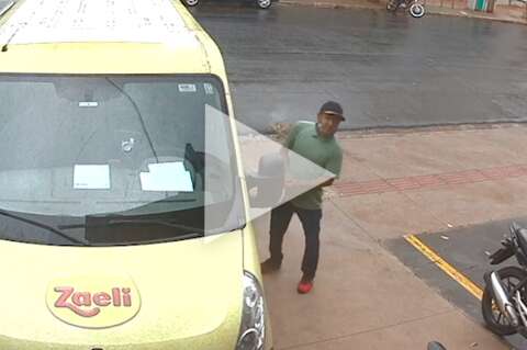 Homem aproveita descuido de motorista, abre porta de van e leva celular 