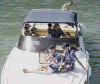 Grupo em viagem ao litoral gastando dinheiro resultado de furtos. (Foto: Polícia Civil)