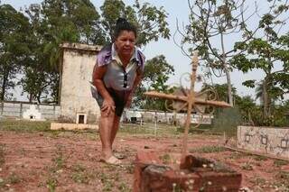 Jussara em visita ao local onde irmão está enterrado e não tem condições de regularizar (Foto: Marcos Maluf)