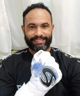 Goleiro Burno Fernandes poasa para foto com luva nova. (Foto: Reprodução das redes sociais)