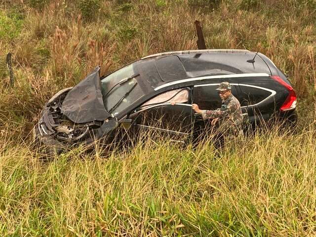 Chuva forte faz carro com fam&iacute;lia capotar em rodovia do MS