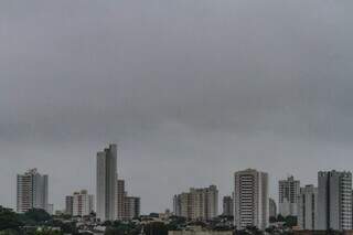 Céu nublado nesta manhã em Campo Grande (Foto: Marcos Maluf)