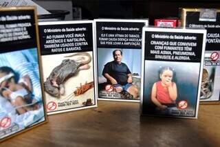Embalagens de cigarro com alertas sobre os perigos do tabagismo (Foto: Agência Brasil)