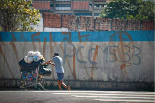 Muro pichado com PCC: A facção criminosa divide cidade por regiões. (Foto: Henrique Kawaminami)
