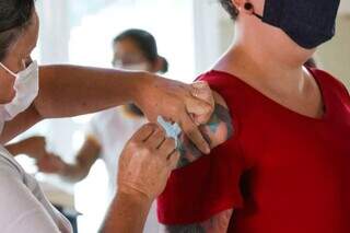 Vacinadora aplica dose de imunizante contra covid-19. (Foto: Arquivo/Campo Grande News)