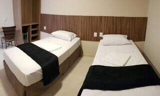 Quarto duplo com camas de solteiro no Bravo City Hotel. (Foto: Divulgação/Bravo City Hotel)