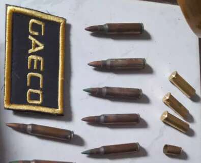 Guardas municipais são presos por desviar fuzis e munições de traficantes