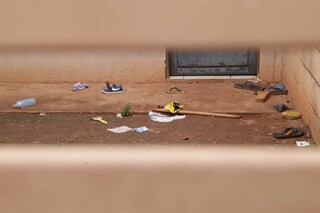 Entrada da casa com sapatos e mamadeira jogados no chão (Foto: Kisie Ainoã)