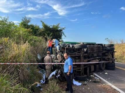 Caminhoneiro morre após colisão com ônibus em Nova Andradina