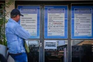 Informativo na porta da Funsat avisando sobre falta de vagas no Proinc (Foto: Marcos Maluf/Arquivo)