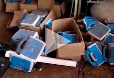 Depósito em Terenos tem de cachorro congelado a centenas de laptops velhos