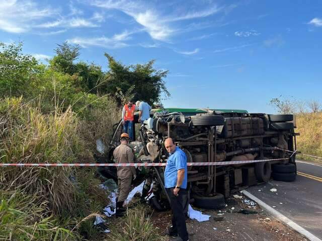 Caminhoneiro morre ap&oacute;s colis&atilde;o com &ocirc;nibus em Nova Andradina