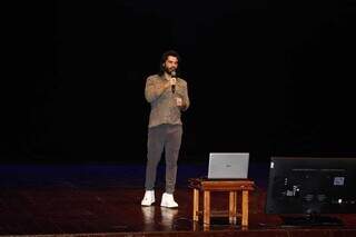 Poeta e youtuber, Allan Dias Castro apresentou palestra na Noite da Poesia. (Foto: Alex Machado)