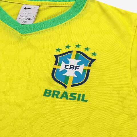 Considerada artigo de luxo, camiseta da sele&ccedil;&atilde;o brasileira &eacute; usada para golpe