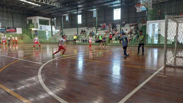 Torneio de futsal de base tem rodada com cinco partidas no s&aacute;bado