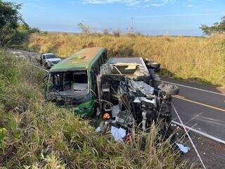 Caminhão tombado com a frente destruída após colidir em ônibus. (Foto: Jornal da Nova)