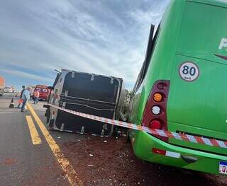 Colisão entre caminhão e ônibus aconteceu na manhã desta sexta-feira (Foto: Nova News)
