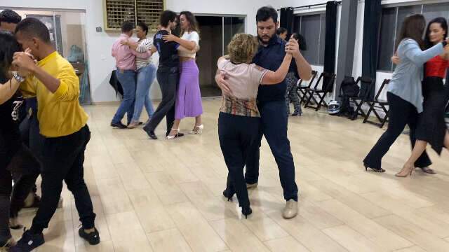 Em aula de tango, professor carioca se encanta por gingado de MS