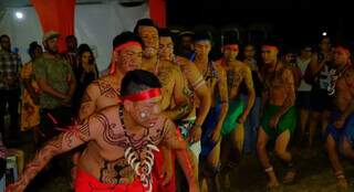 Apresentação cultural indígena durante uma das edições do Sarau No Parque.