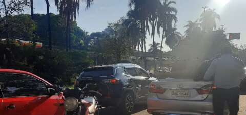   Motociclista bate em traseira de carro e vai parar sobre porta-malas 
