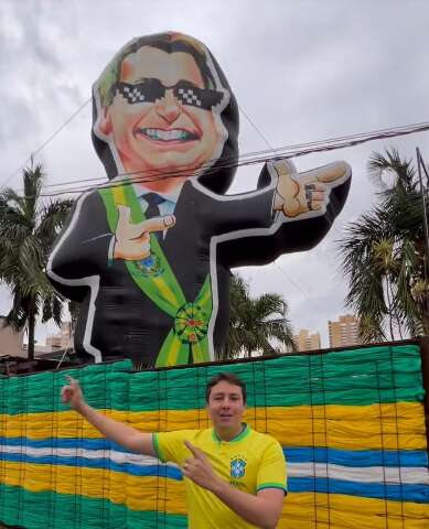 TRE manda apreender boneco gigante de Bolsonaro 