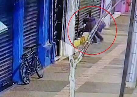 Homens usam tampa de bueiro para invadir e furtar loja no Centro 