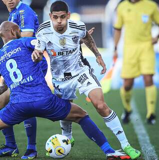 Jogador do Avaí divide bola com atleta do Galo. (Foto: Reprodução/Atlético-MG)