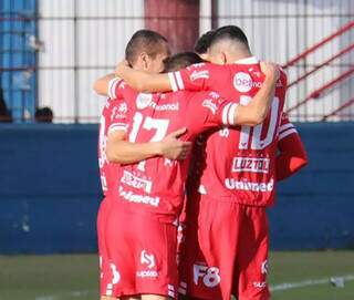 Jogadores do Vila Nova comemoram gol da vitória deste sábado. (Foto: Reprodução/Twitter)