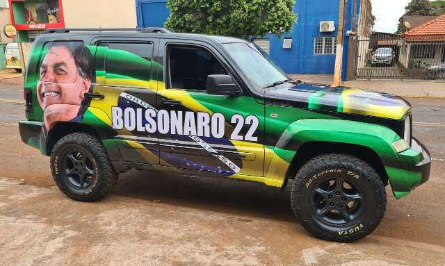 Bolsonarista &eacute; obrigado a &quot;limpar&quot; ve&iacute;culo plotado ap&oacute;s decis&atilde;o judicial