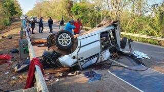 Veículo ficou destruído após colisão em rodovia. (Foto: PC de Souza, Edição de Notícias)