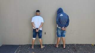 Os dois presos no entreposto do tráfico descoberto hoje em Dourados (Foto: Adilson Domingos)