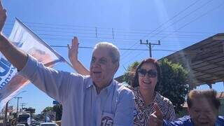 Ao lado de emedebistas, André Puccinelli, percorreu em carreata pelas ruas de Bataguassu neste sábado. (Foto: Assessoria de Imprensa) 