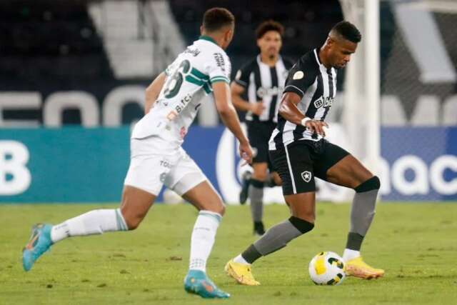 Botafogo volta a vencer em casa e derrota Coritiba por 2 a 0