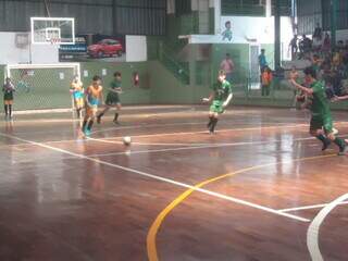 Crianças durante partida de futsal da Copa Pelezinho. (Foto: Divulgação)