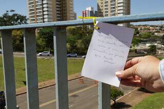 Dezenas de mensagens foram colocadas no pontilhão da Avenida Ceará com Afonso Pena. (Foto: Kísie Ainoã)