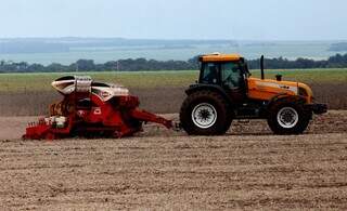 Equipamentos agrícolas preparam solo para receber sementes de grãos. (Foto: Divulgação)
