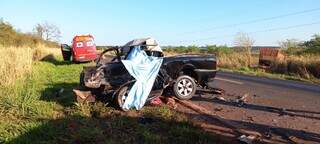 Picape conduzida por Luiz Fernando ficou com a frente destruída. (Foto: Jornal da Nova)