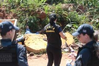 Vítima está de bermuda jeans, camiseta azul e chinelo, embaixo de um colchão. (Foto: Marcos Maluf)