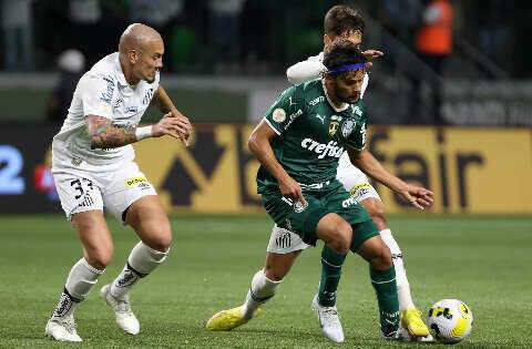 Palmeiras vence clássico contra o Santos e aumenta vantagem na liderança