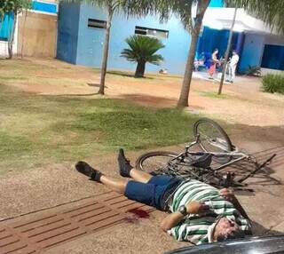 Homem caído desacordado em frente a unidade de saúde (Foto: Direto das Ruas)