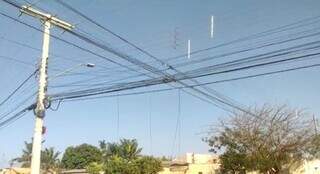 Rede tem diverdos fios pendurados sobre ruas do bairro. (Foto: Reprodução/Direto das Ruas)