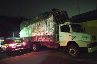Caminhão com placas de Sidrôlandia que transportava a droga (Foto: Divulgação)