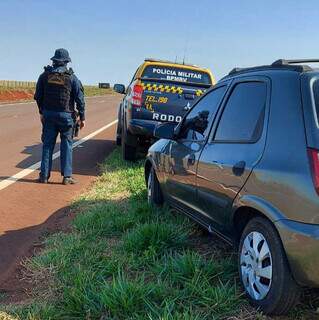 PM apreende &ldquo;Celtinha&rdquo; abandonado em rodovia com R$ 1,4 milh&atilde;o em maconha